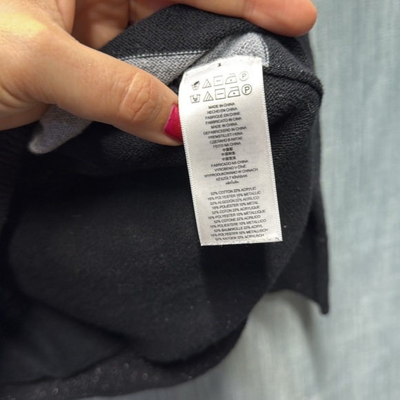 🇺🇸 Micheal Kors Black and Gray Striped sparkly sweater size medium - Picture 4 of 7